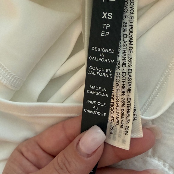 White - Vuori - XS crop tank - Picture 4 of 4